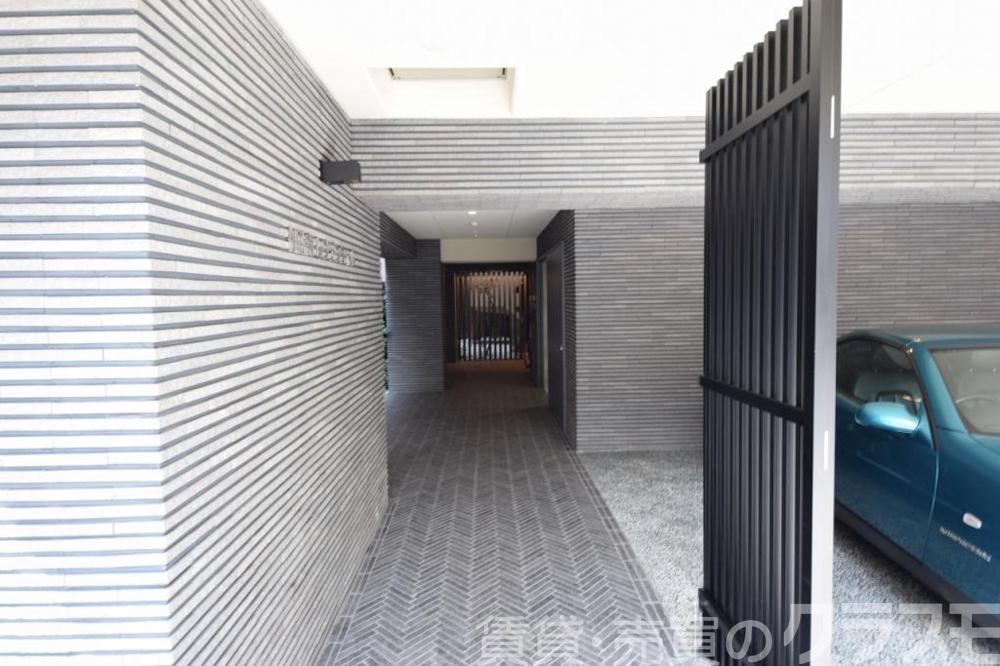 28/30 エントランス