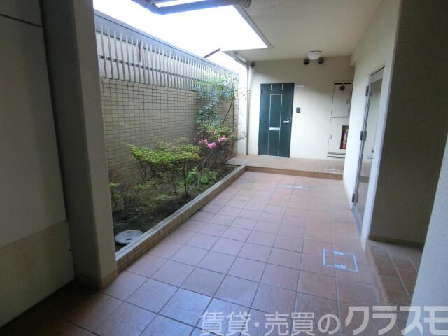 28/30 エントランス