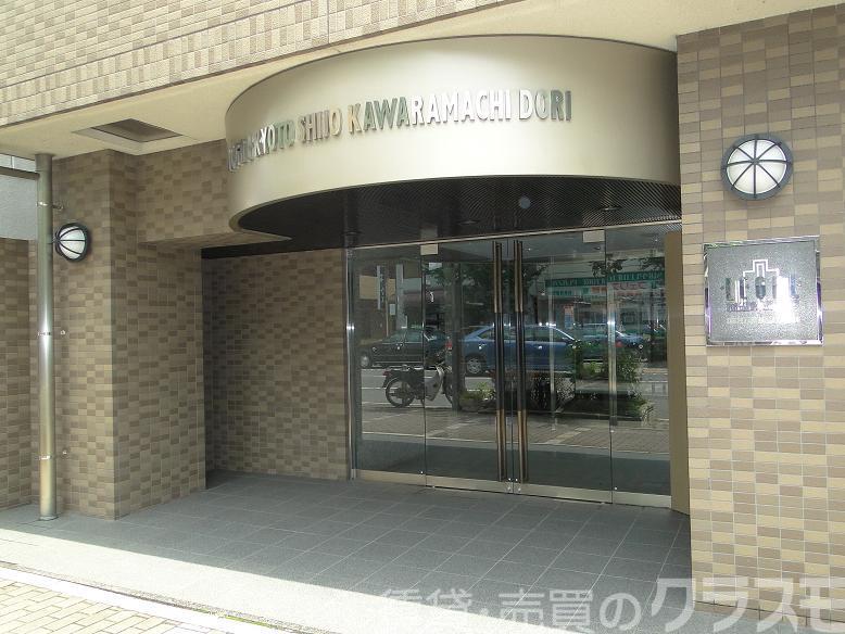 28/30 エントランス