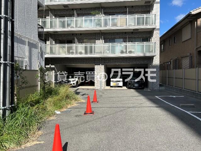 18/27 駐車場