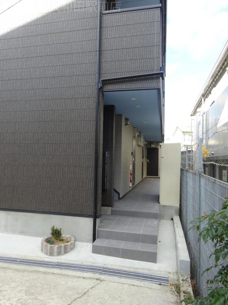 24/25 エントランス