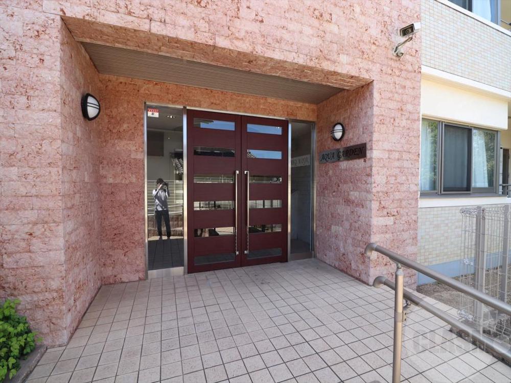 23/30 エントランス