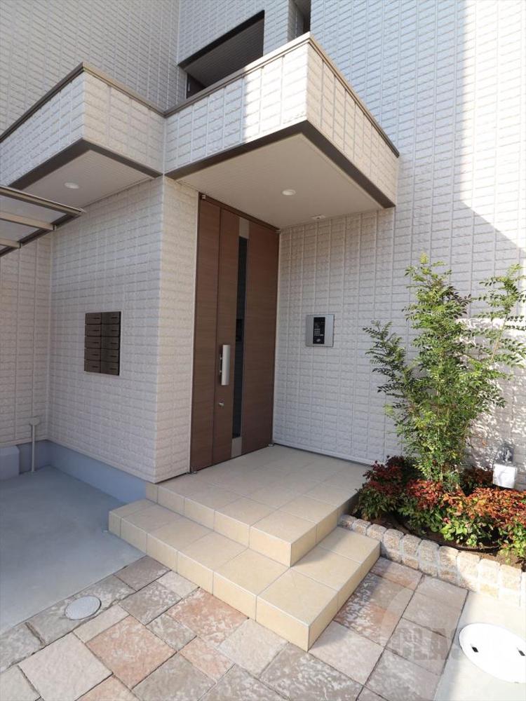 22/27 エントランス