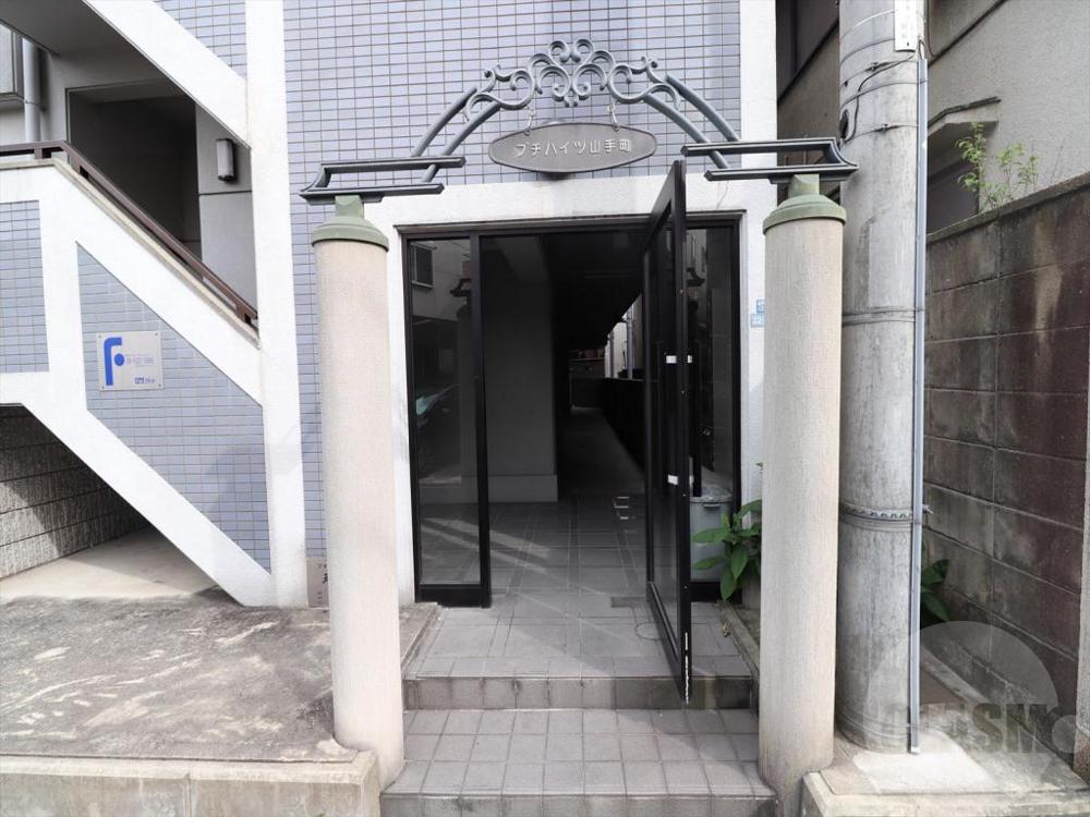 23/30 エントランス