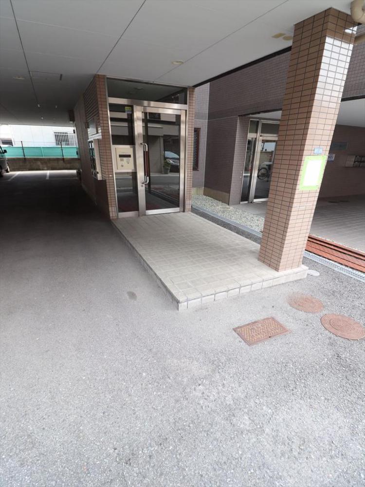 22/30 エントランス