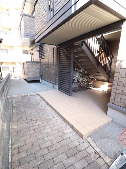 23/30 エントランス