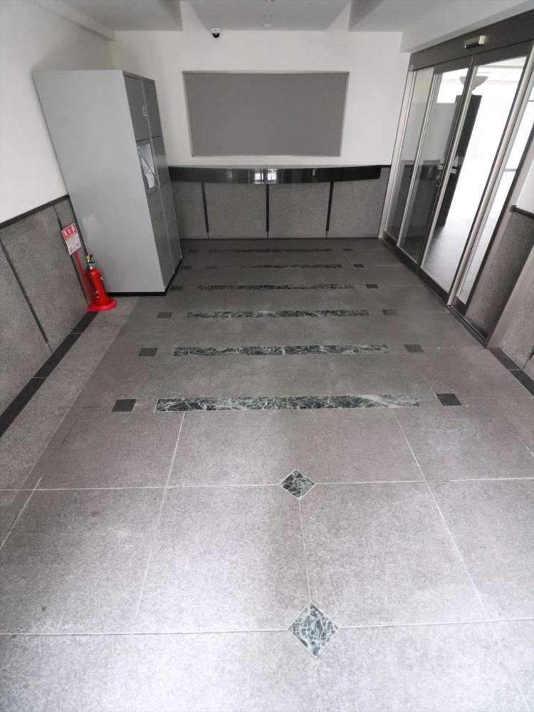 23/30 エントランス