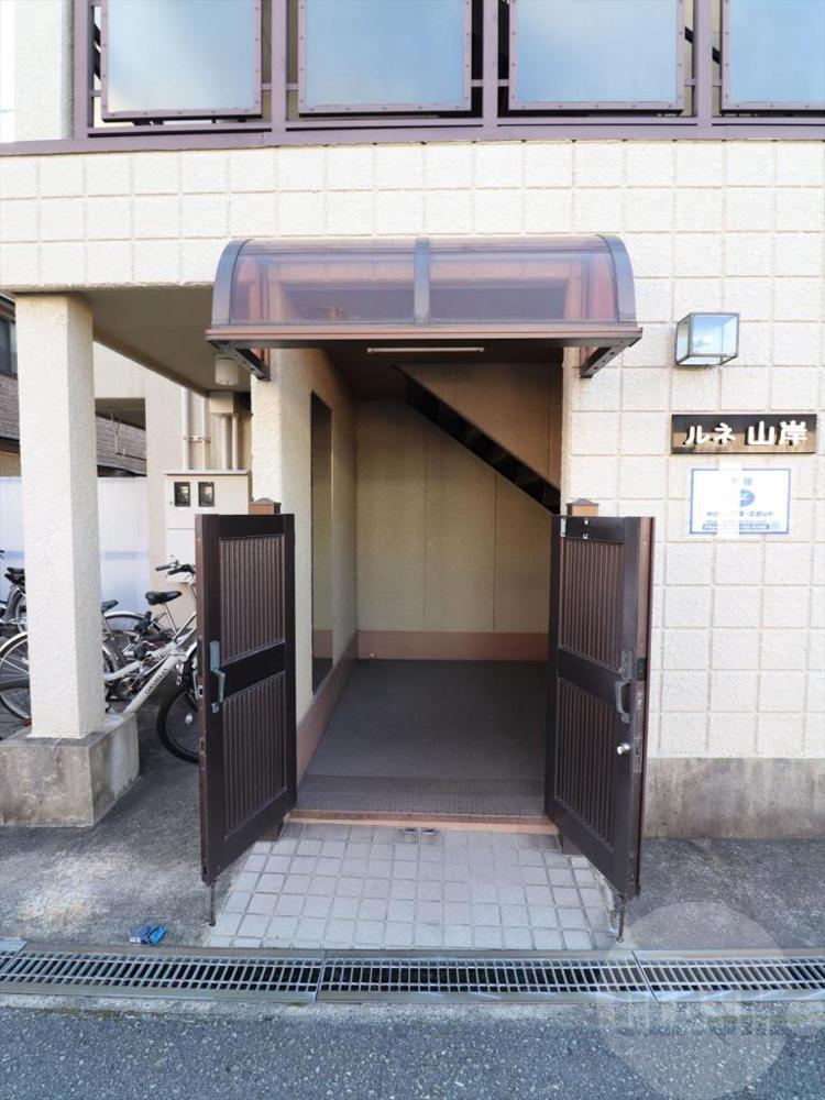 22/30 エントランス