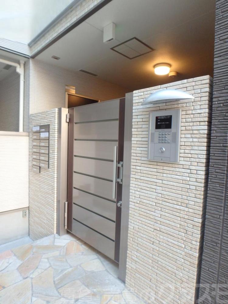 23/27 エントランス