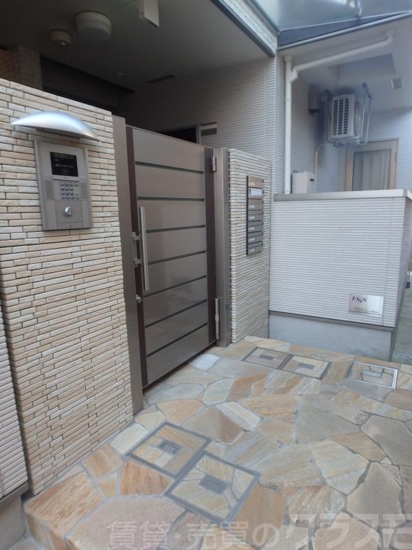 27/30 エントランス