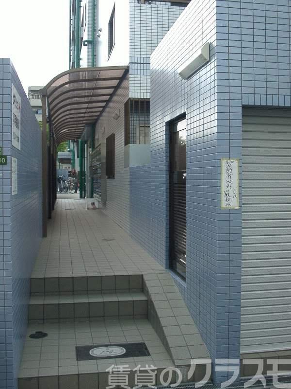 13/18 エントランス