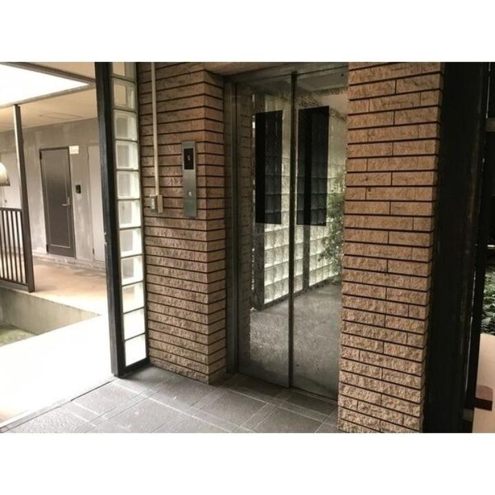 16/20 エントランス