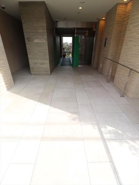 23/30 エントランス