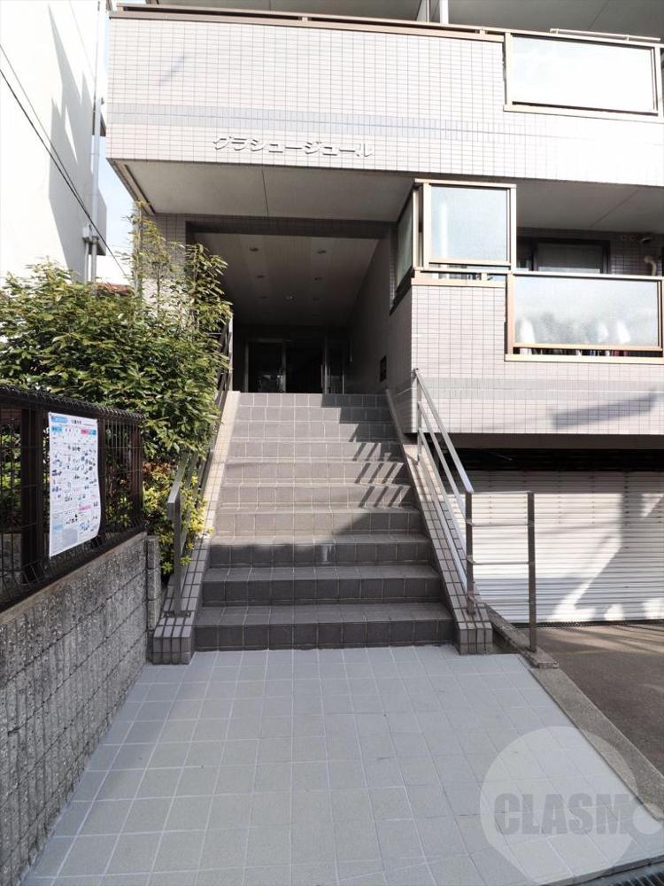 22/30 エントランス