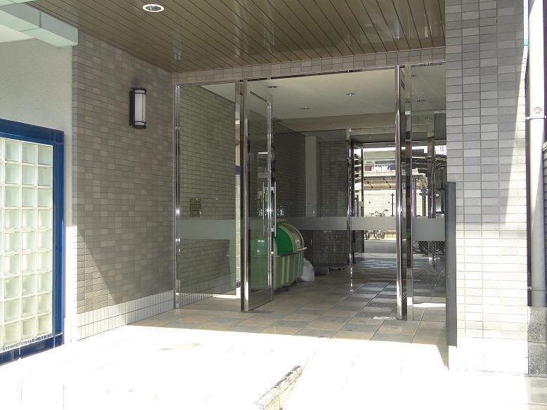 28/30 エントランス