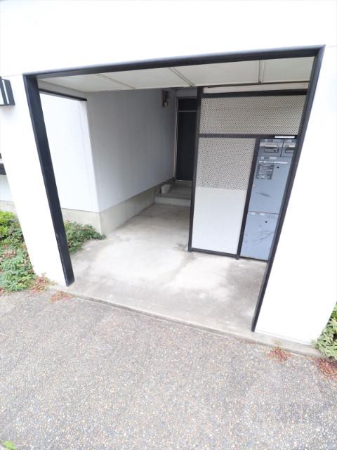 23/30 エントランス