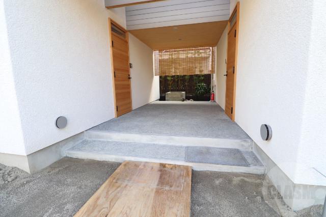 22/28 エントランス