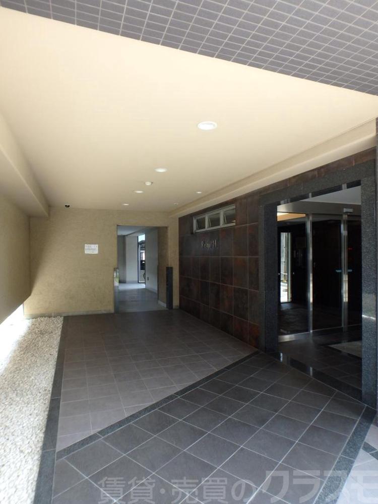 18/27 エントランス