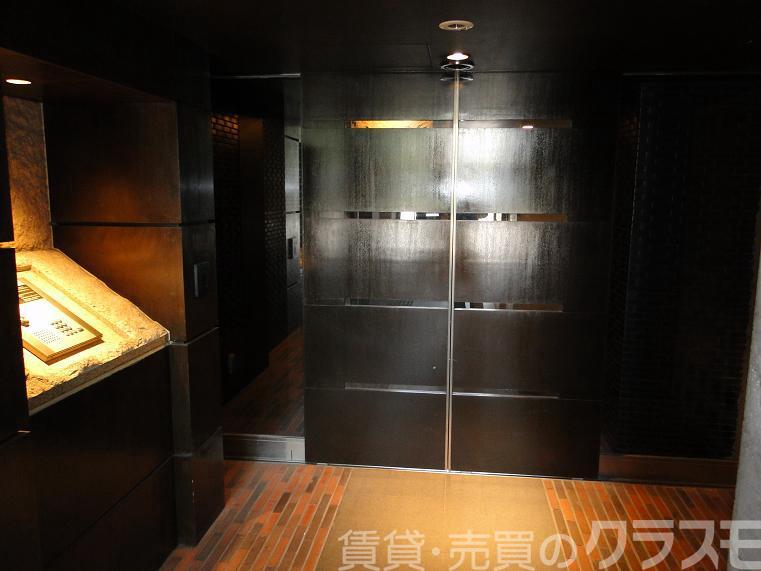 28/30 エントランス