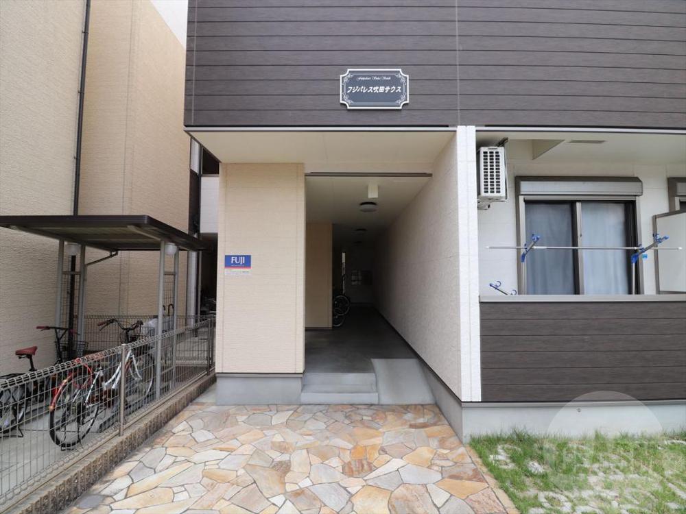 22/30 エントランス