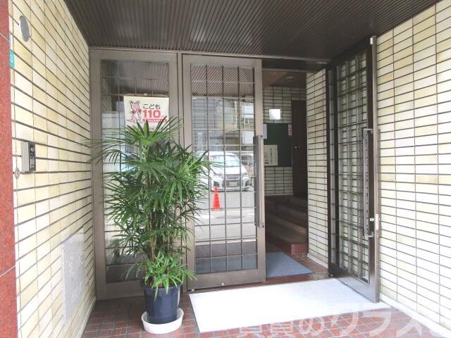 22/27 エントランス