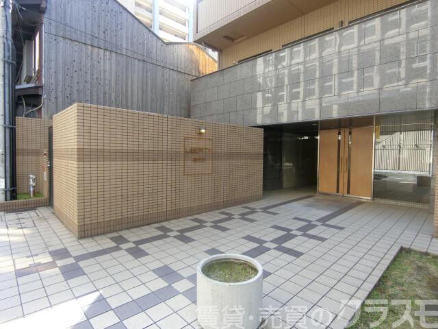 28/30 エントランス