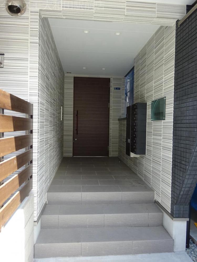 18/23 エントランス