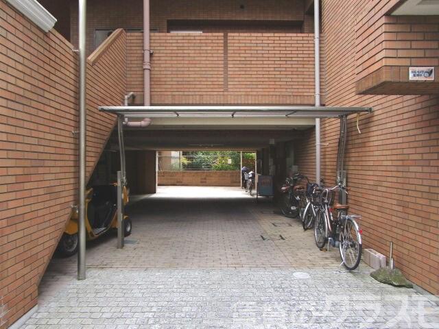 22/27 エントランス