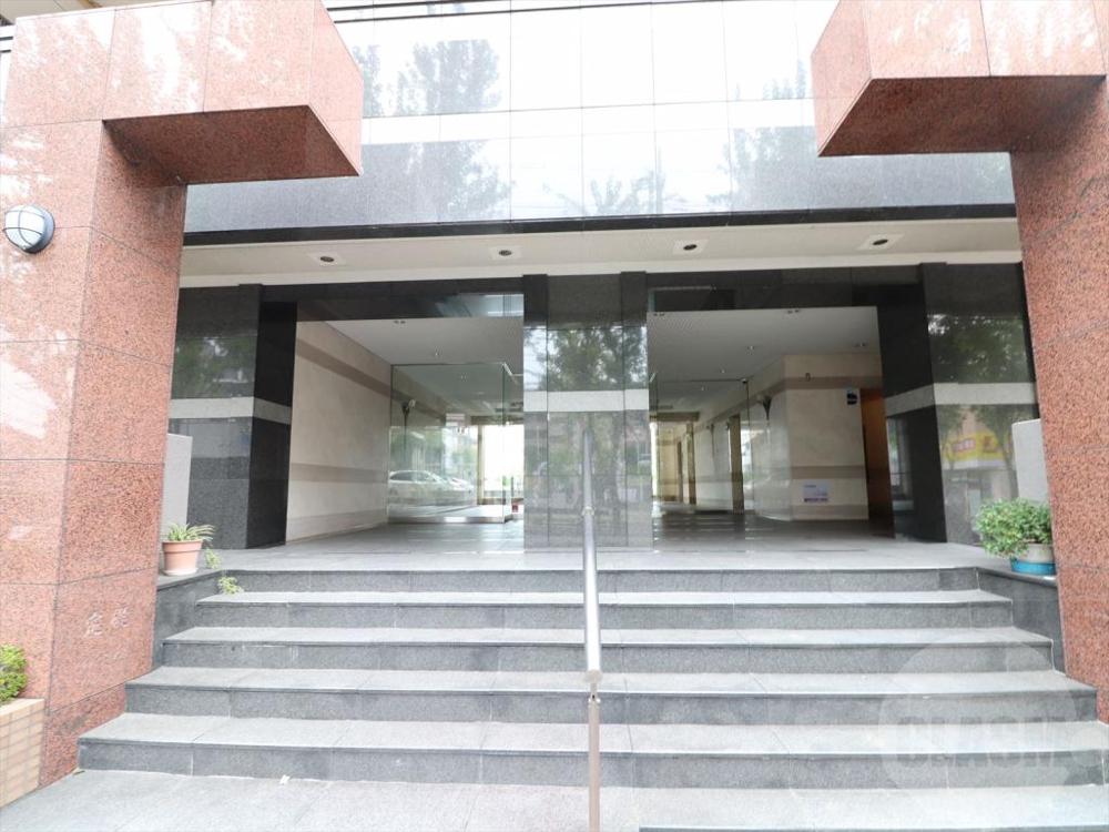 22/30 エントランス