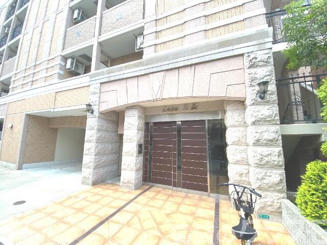 23/28 エントランス