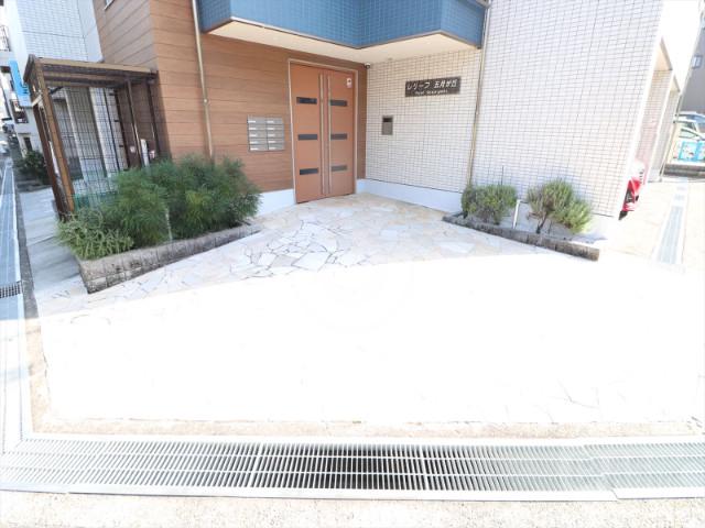 21/30 エントランス