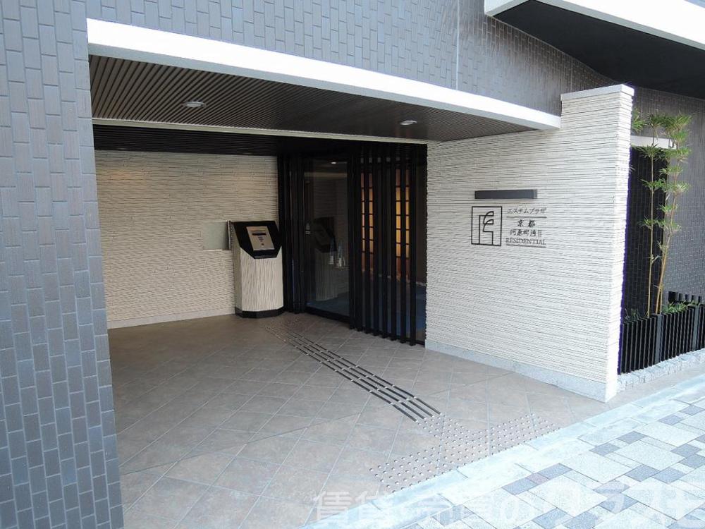 28/30 エントランス