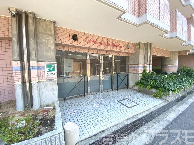 23/28 エントランス