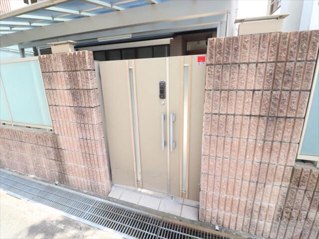 22/30 エントランス