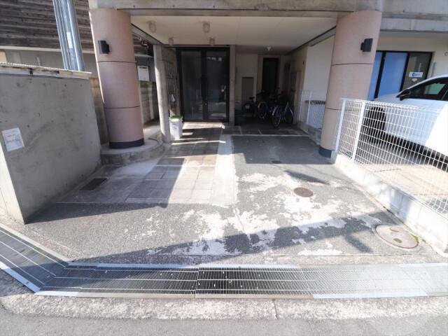 22/30 エントランス