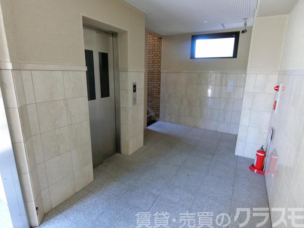 28/30 エントランス