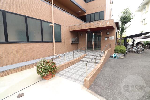 22/30 エントランス