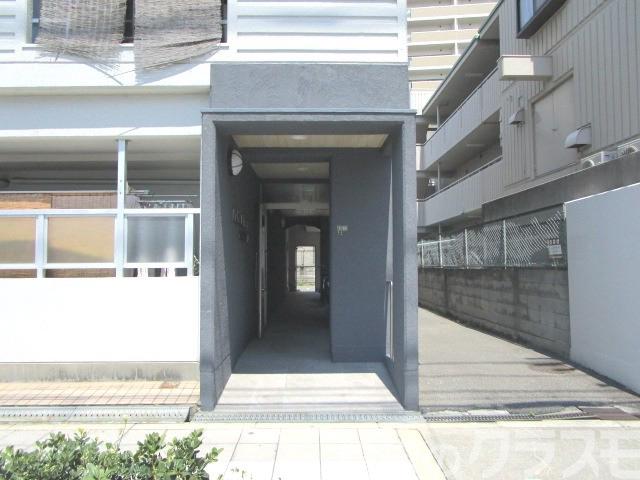 24/30 エントランス