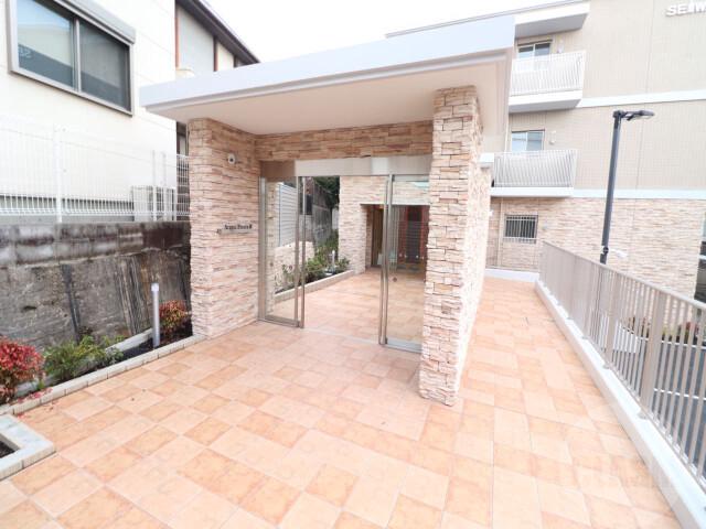 22/30 エントランス