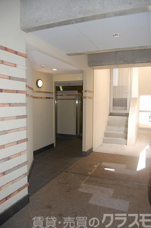 28/30 エントランス