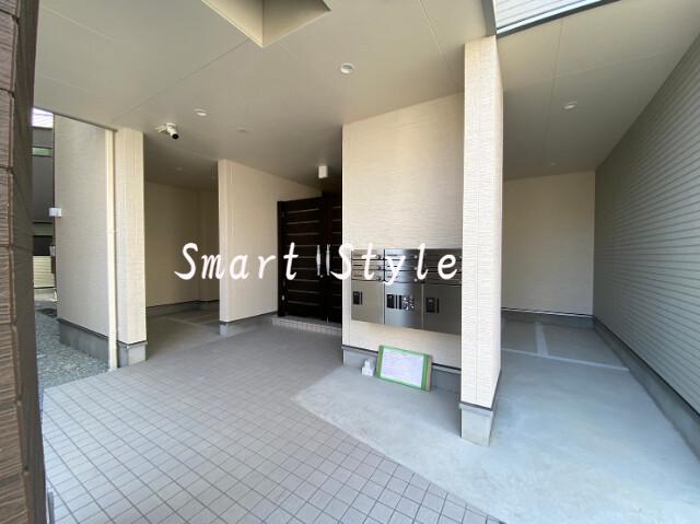 16/23 エントランス