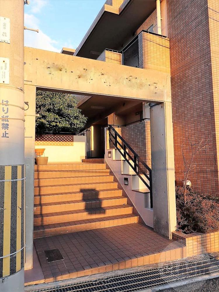 22/30 エントランス