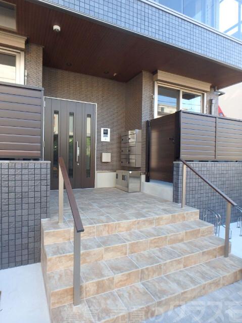 23/30 エントランス