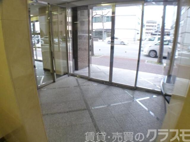 27/30 エントランス