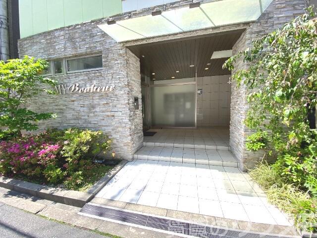 22/27 エントランス