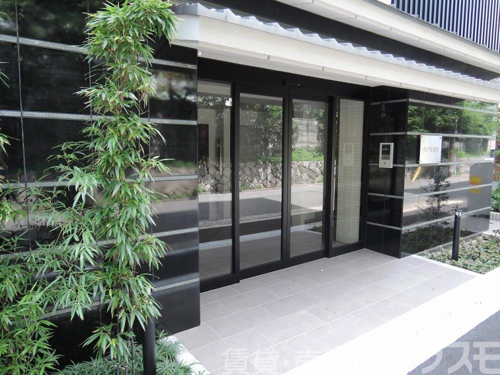 28/30 エントランス