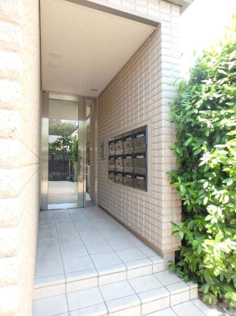 19/27 エントランス