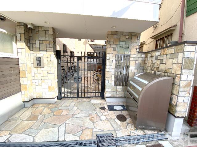 22/27 エントランス