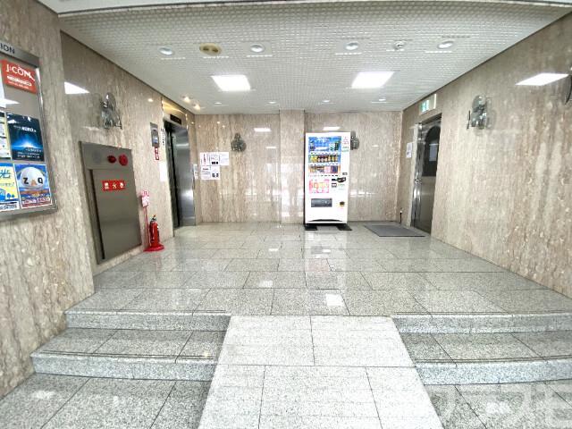 22/28 エントランス