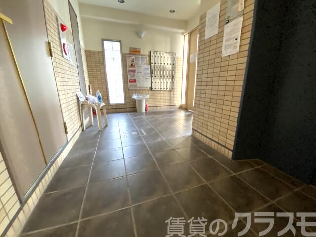 23/28 エントランス